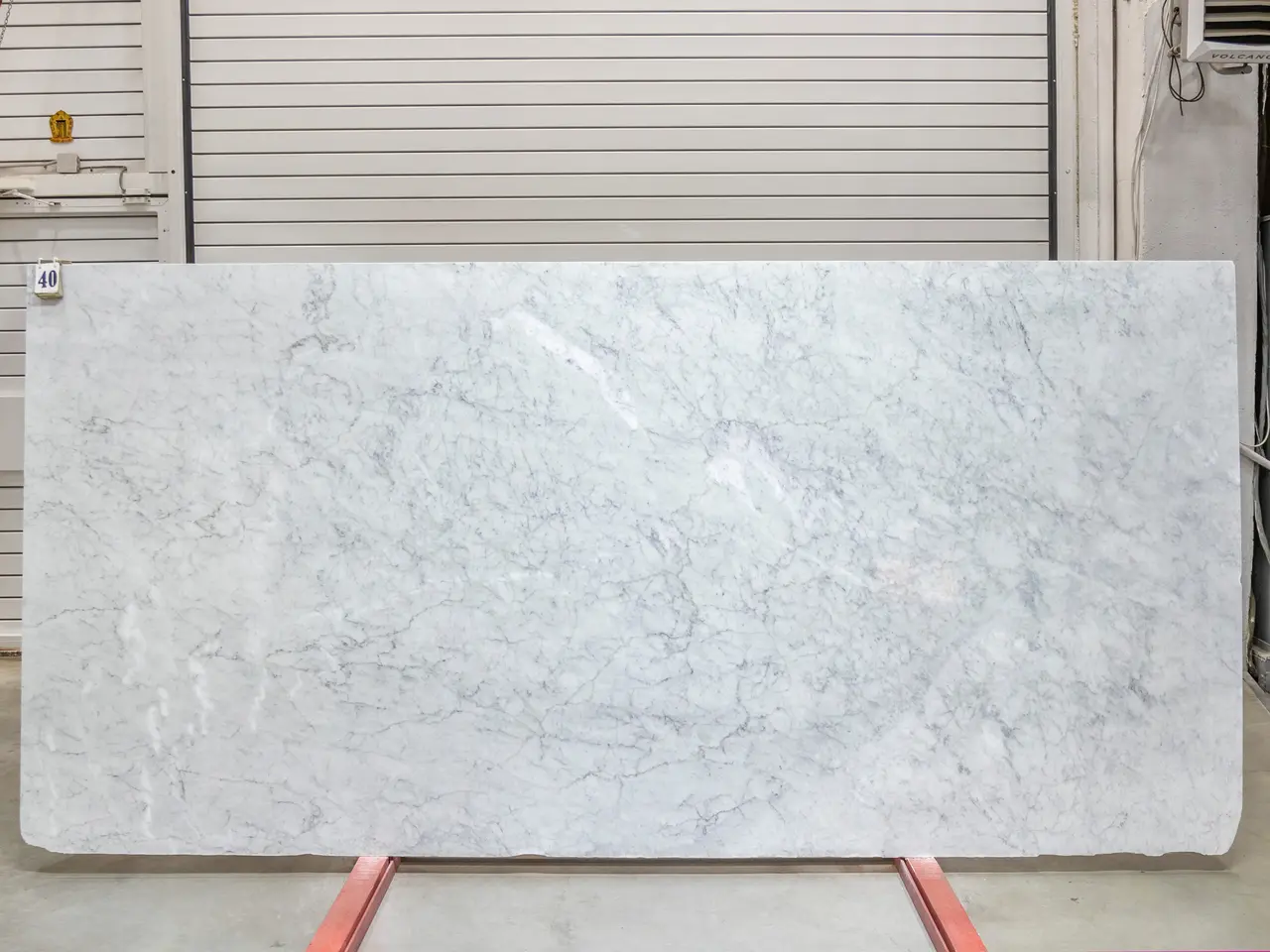 Слэб из мрамора BIANCO CARRARA полированный 3350x1600x20 мм, код 25749