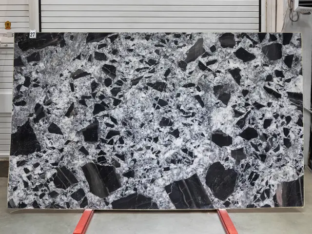 Слэб из кварцита GRAND CONSTANTINE полированный 3300x1970x20 мм, код 28311