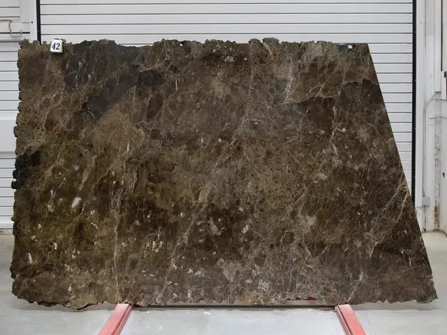 Слэб из мрамора EMPERADOR DARK полированный 2450x1720x20 мм, код 25801