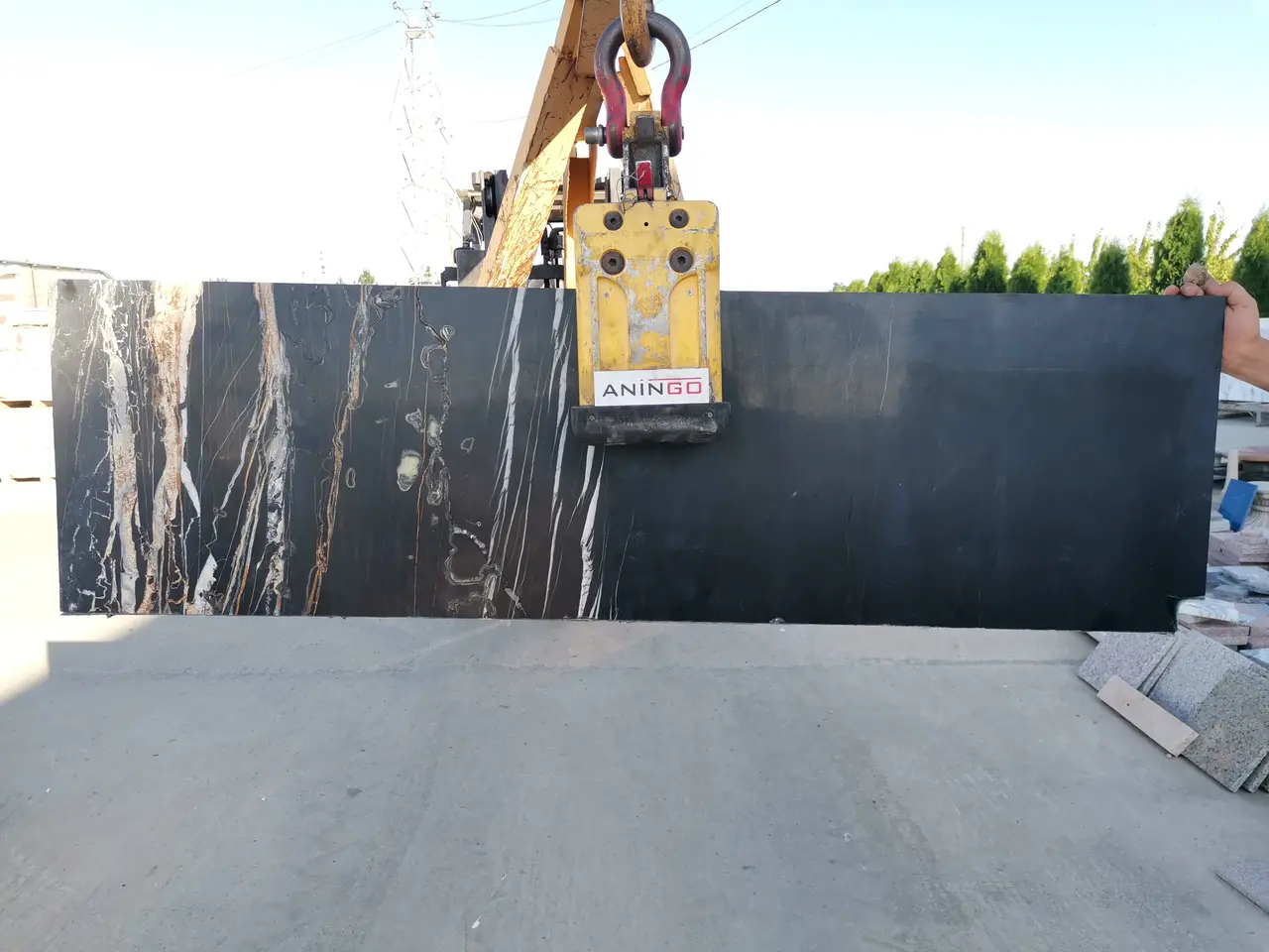 Полоса из мрамора SAHARA NOIR полированный 1640x480x20 мм, код 17090