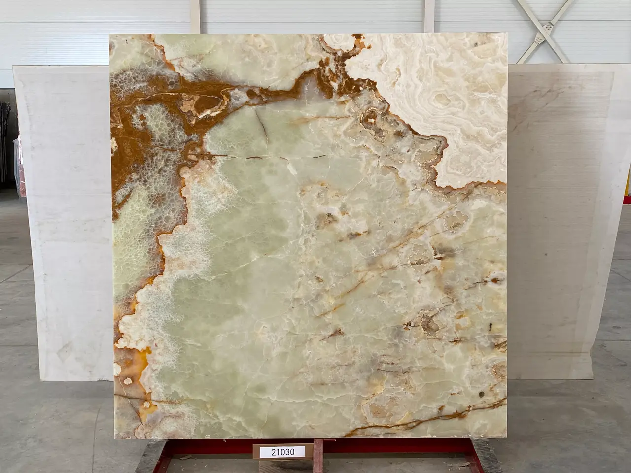 Слэб из оникса VERDE полированный 1840x1900x20 мм, код 21030