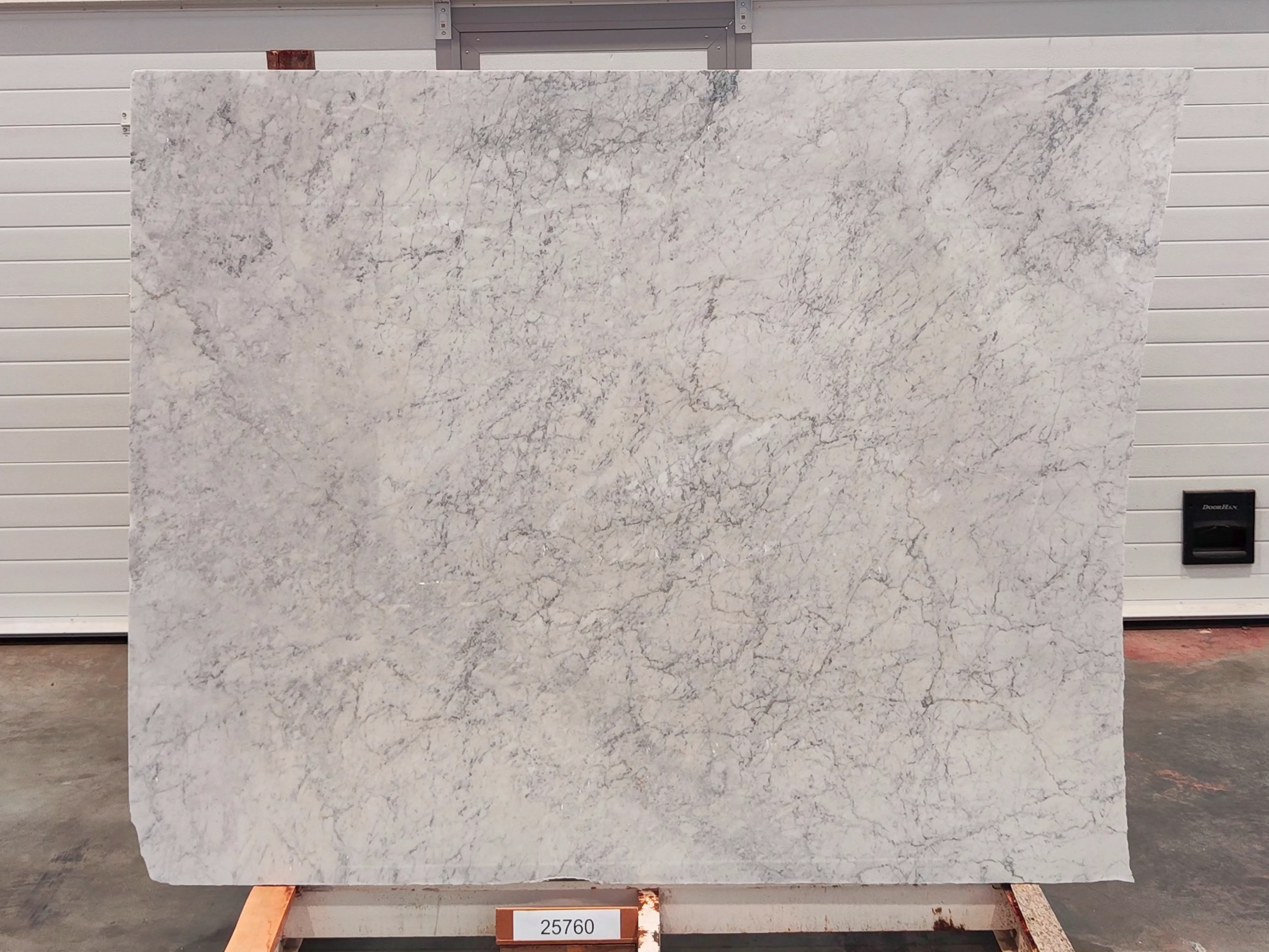 Слэб из мрамора BIANCO CARRARA полированный 1980x1600x20 мм, код 25760