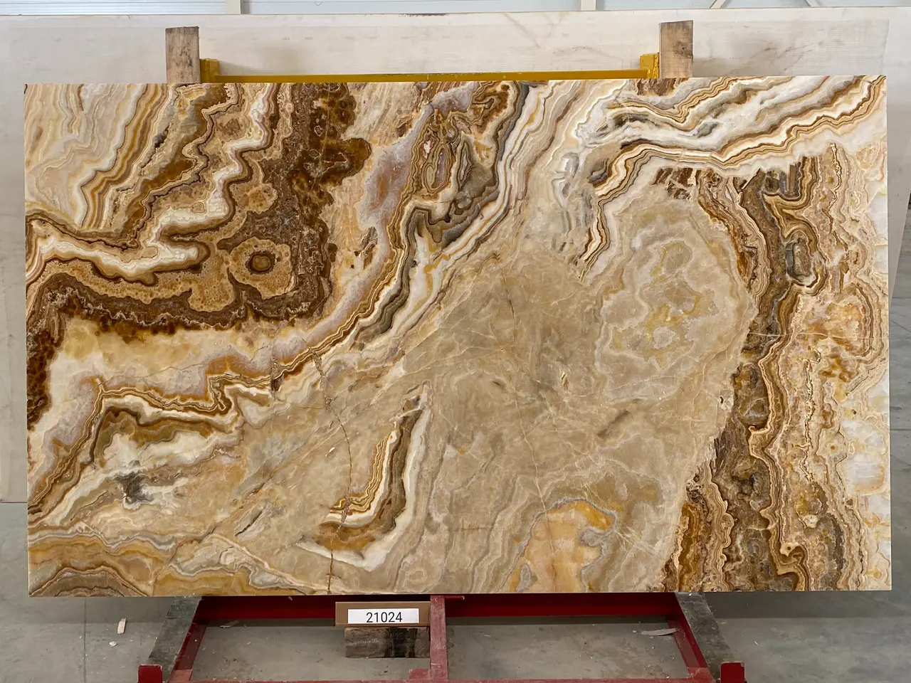 Слэб из оникса ONICE ROMANTIC BROWN полированный 2600x1550x20 мм, код 21024