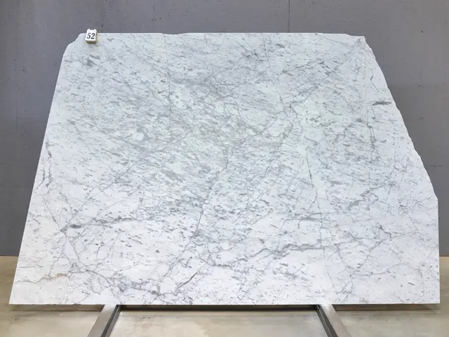 Слэб из мрамора BIANCO CARRARA С полированный 2360x1840x20 мм, код 28697