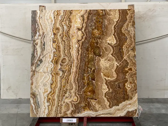 Слэб из оникса ONICE ROMANTIC BROWN полированный 1650x1650x20 мм, код 19983