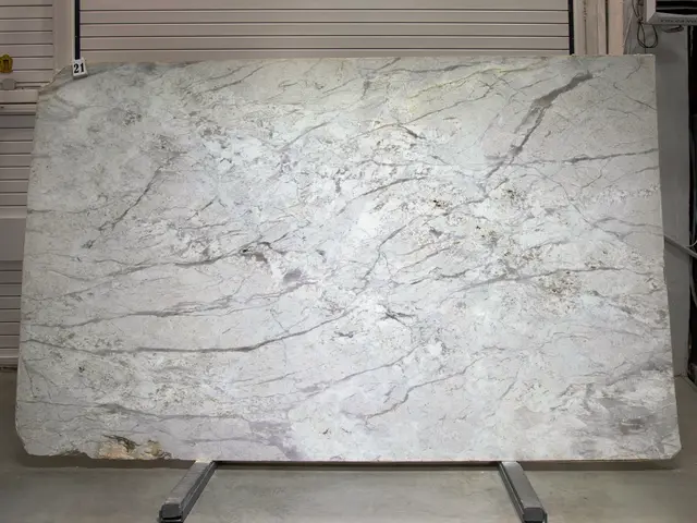 Слэб из кварцита MONTREAL полированный 3180x1980x20 мм, код 27575