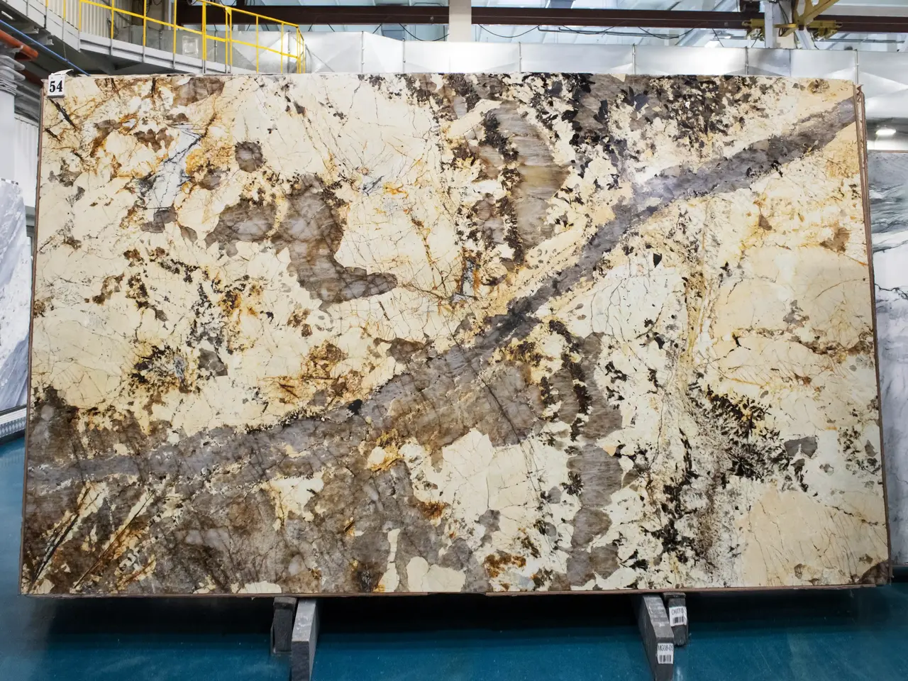 Слэб из кварцита PATAGONIA GOLD полированный 3320x2020x20 мм, код 28257