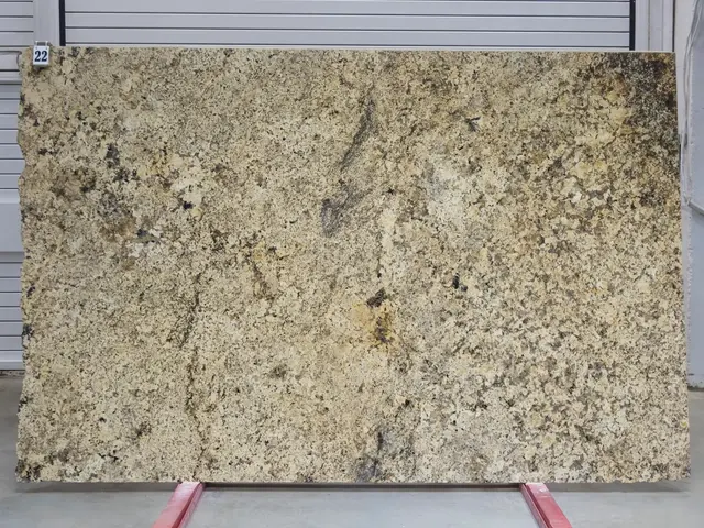 Слэб из гранита NAMIBIAN GOLD полированный 2890x1880x20 мм, код 25696