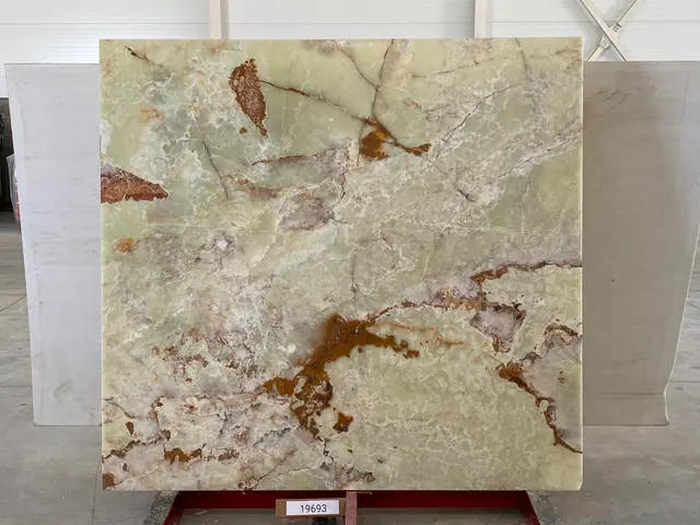 Слэб из оникса VERDE полированный 1970x1850x20 мм, код 19693
