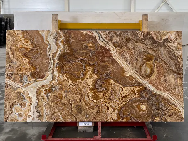 Слэб из оникса ONICE ROMANTIC BROWN полированный 2850x1450x20 мм, код 19733