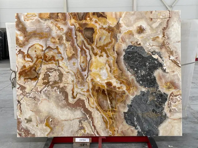 Слэб из оникса MIELE полированный 2500x1900x20 мм, код 19704