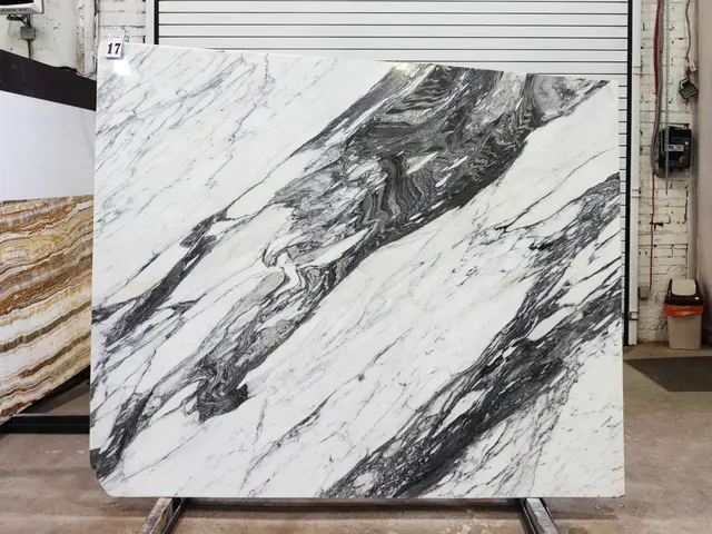 Слэб из мрамора CALACATTA CORCHIA полированный 2150x1760x20 мм, код 29355