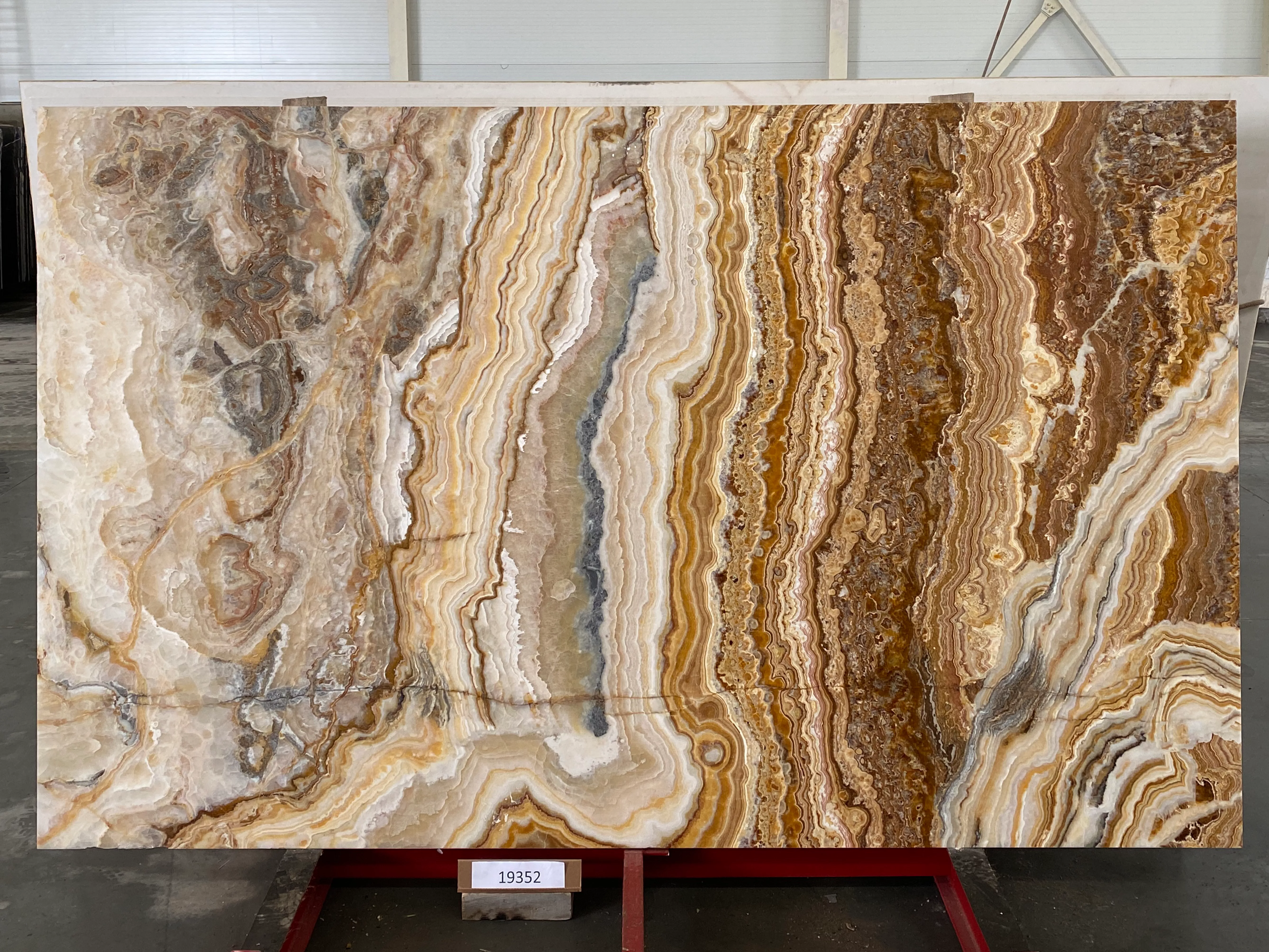 Слэб из оникса ONICE ROMANTIC BROWN полированный 2730x1680x20 мм, код 19352