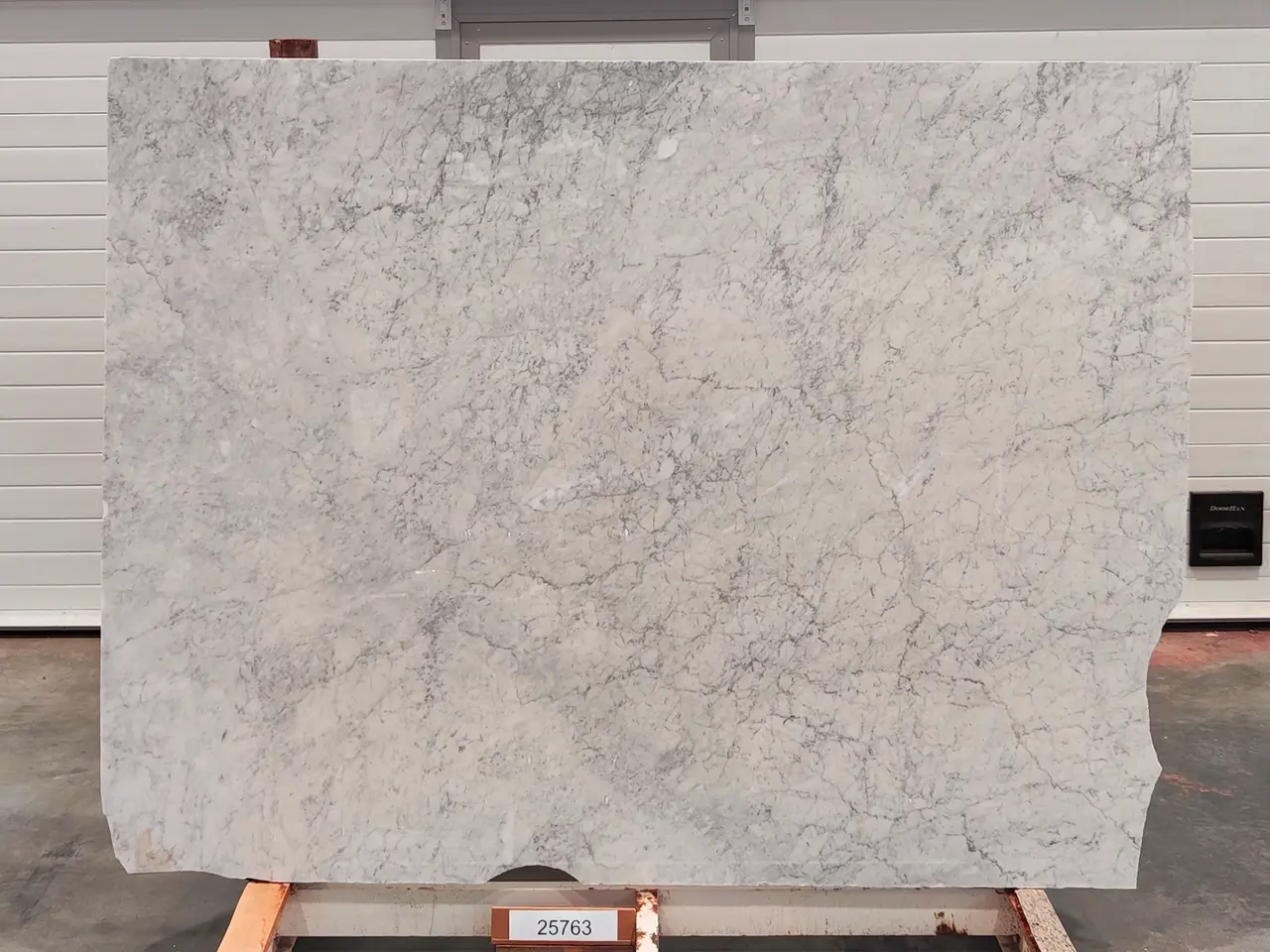 Слэб из мрамора BIANCO CARRARA полированный 2100x1600x20 мм, код 25763