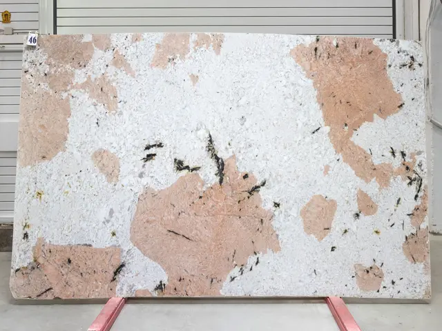 Слэб из гранита ALASKA PINK полированный 2850x1800x20 мм, код 26004