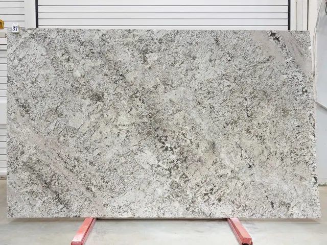 Слэб из гранита CREMA ANTICO полированный 3260x2000x30 мм, код 25701