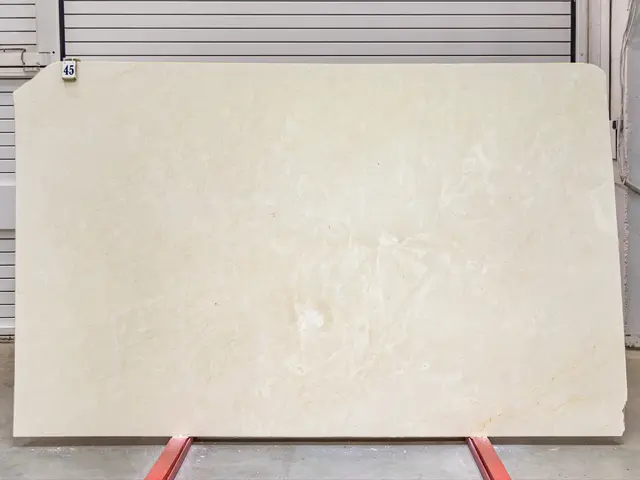 Слэб из мрамора CREMA MARFIL EXTRA полированный 3050x1860x20 мм, код 25738