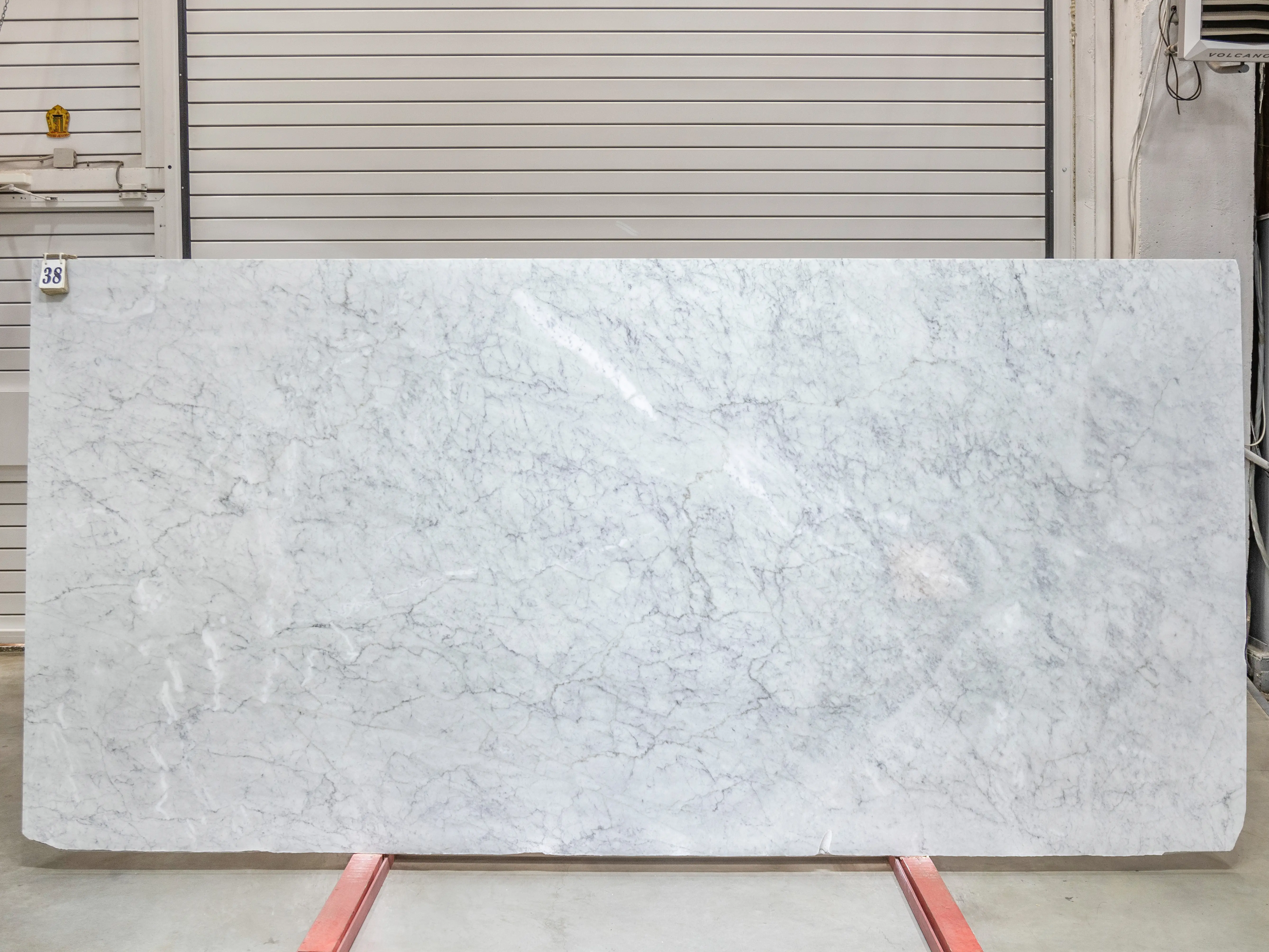 Слэб из мрамора BIANCO CARRARA полированный 3350x1600x20 мм, код 25751