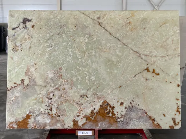 Слэб из оникса VERDE полированный 2700x1850x20 мм, код 19678