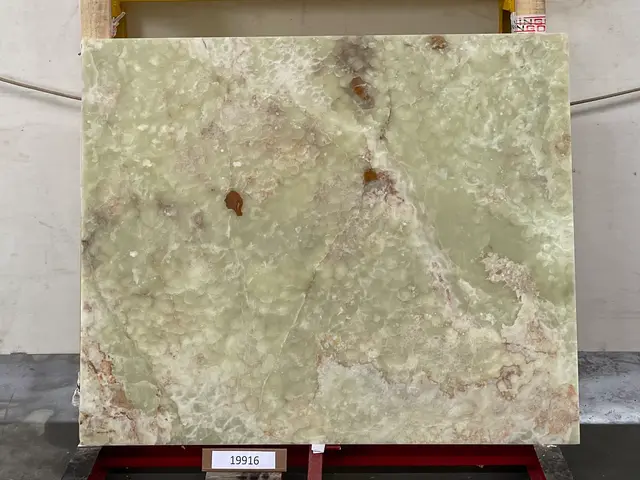Слэб из оникса VERDE полированный 1650x1350x20 мм, код 19916