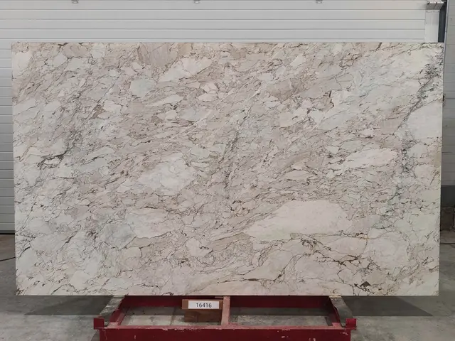 Слэб из мрамора CALACATTA CREMO полированный 2950x1750x20 мм, код 16416