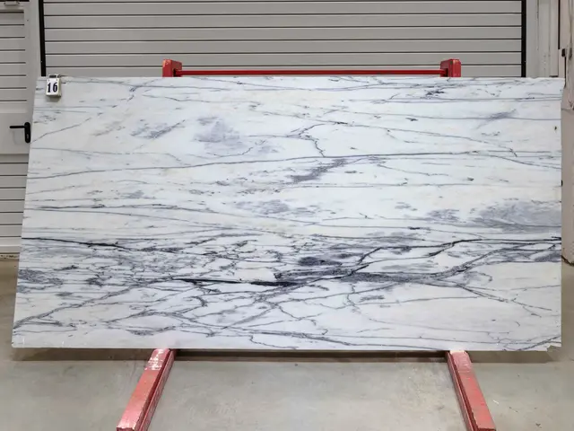 Слэб из мрамора CALACATTA OPTIMA полированный 2650x1300x20 мм, код 28134