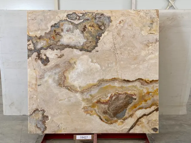 Слэб из оникса MIELE полированный 1850x1750x20 мм, код 19427