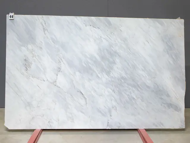 Слэб из мрамора BARGILIO APUANO LIGHT полированный 2550x1550x20 мм, код 26549