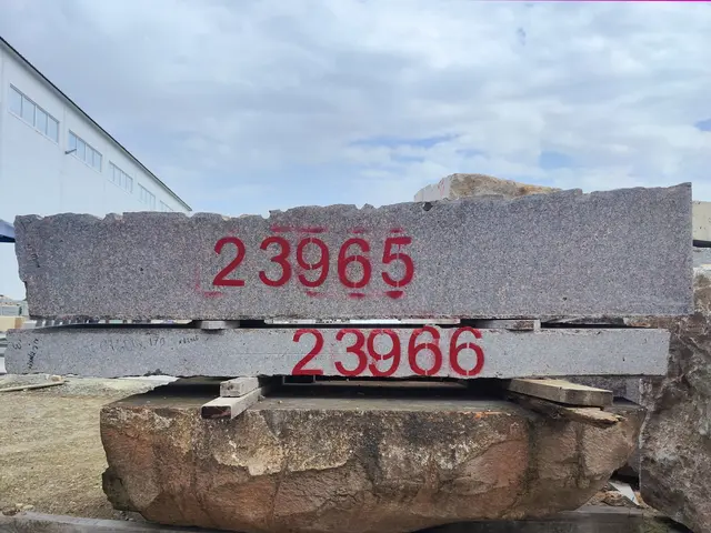 Гранит Блок из гранита МЕЖИРИЧСКИЙ 2550x530x380 мм, код 23965