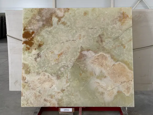 Слэб из оникса VERDE полированный 2040x1800x20 мм, код 19932