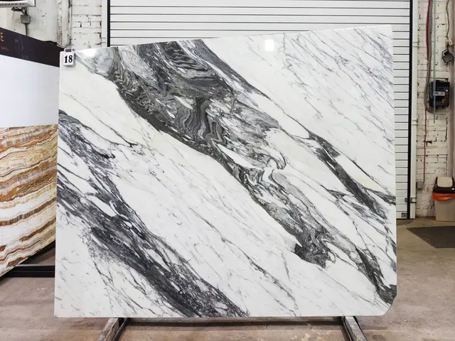 Слэб из мрамора CALACATTA CORCHIA полированный 2150x1760x20 мм, код 29356