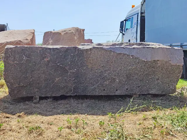 Гранит Блок из гранита КРАСНОГОРСКИЙ 1200x1300x1280 мм, код 24852