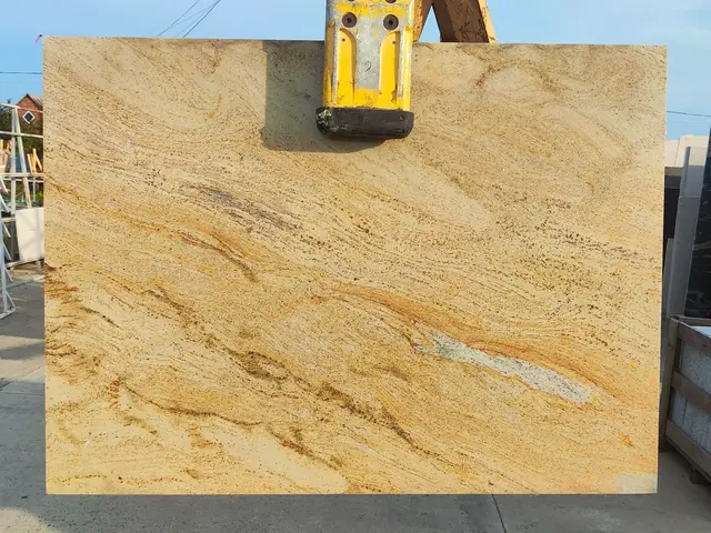 Слэб из гранита RIVER GOLD полированный 1400x1300x30 мм, код 24242