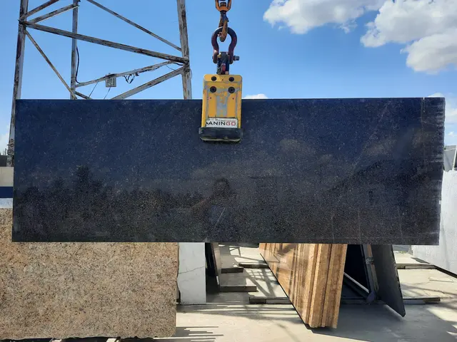 Полоса из гранита DYMOVSKIY полированный 2050x730x20 мм, код 21072