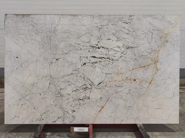 Слэб из мрамора STATUARIO полированный 2700x1700x20 мм, код 16833