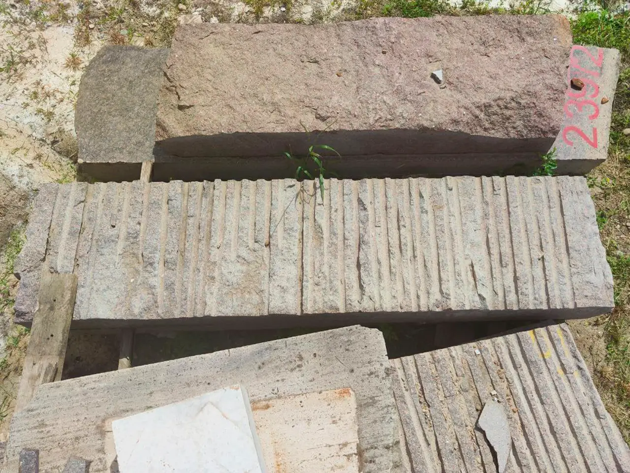 Гранит Блок из гранита МЕЖИРИЧСКИЙ 2600x550x190 мм, код 23969