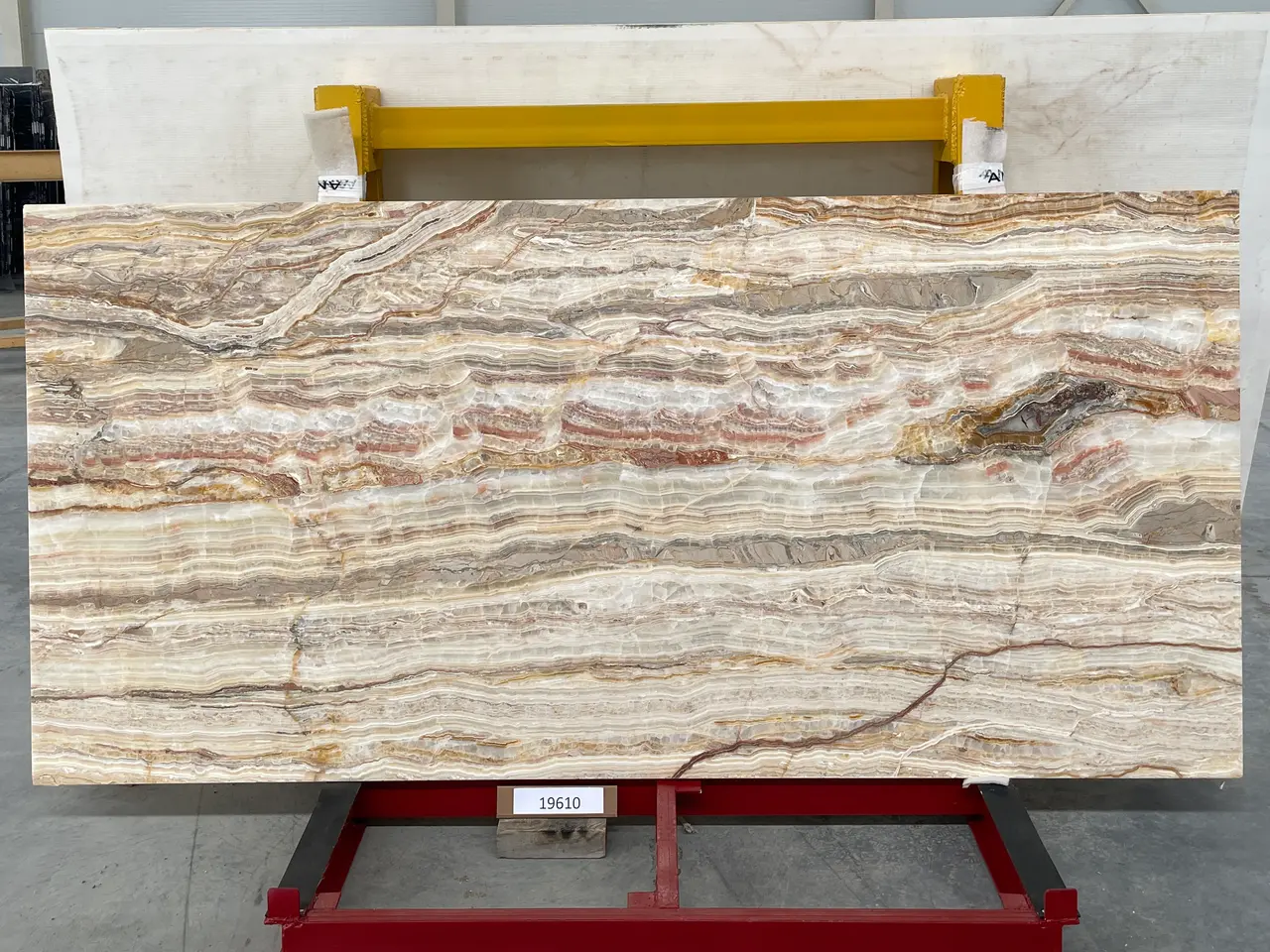 Слэб из оникса ONICE GOLDEN WAVE полированный 2800x1350x20 мм, код 19610