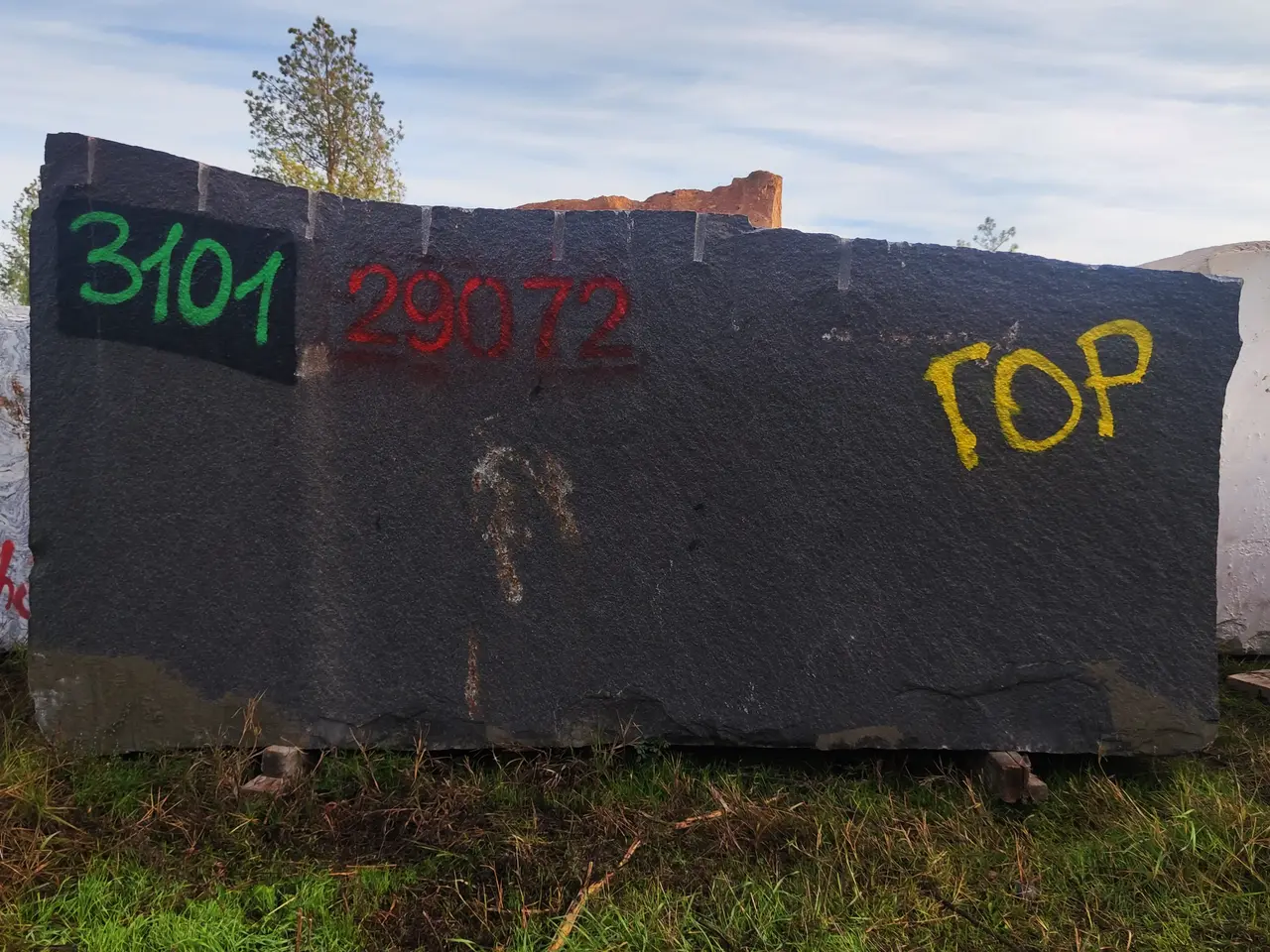 Гранит Блок из гранита ГАББРО-ДИАБАЗ 2720x1730x1310 мм, код 29072