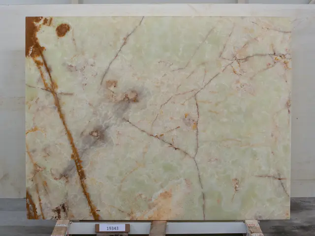 Слэб из оникса VERDE полированный 2150x1650x20 мм, код 19343