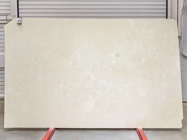 Слэб из мрамора CREMA MARFIL EXTRA полированный 3050x1860x20 мм, код 25741