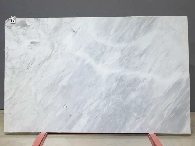 Слэб из мрамора BARGILIO APUANO LIGHT полированный 2550x1550x20 мм, код 26535