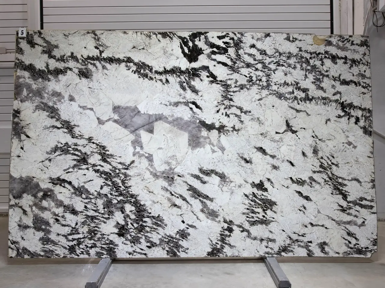 Слэб из кварцита TOURMALINE ICE полированный 3330x1990x20 мм, код 25711