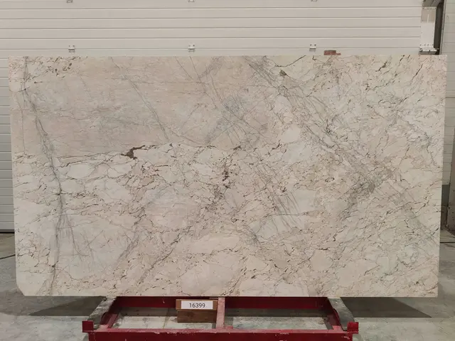 Слэб из мрамора CALACATTA CREMO полированный 2850x1600x20 мм, код 16399