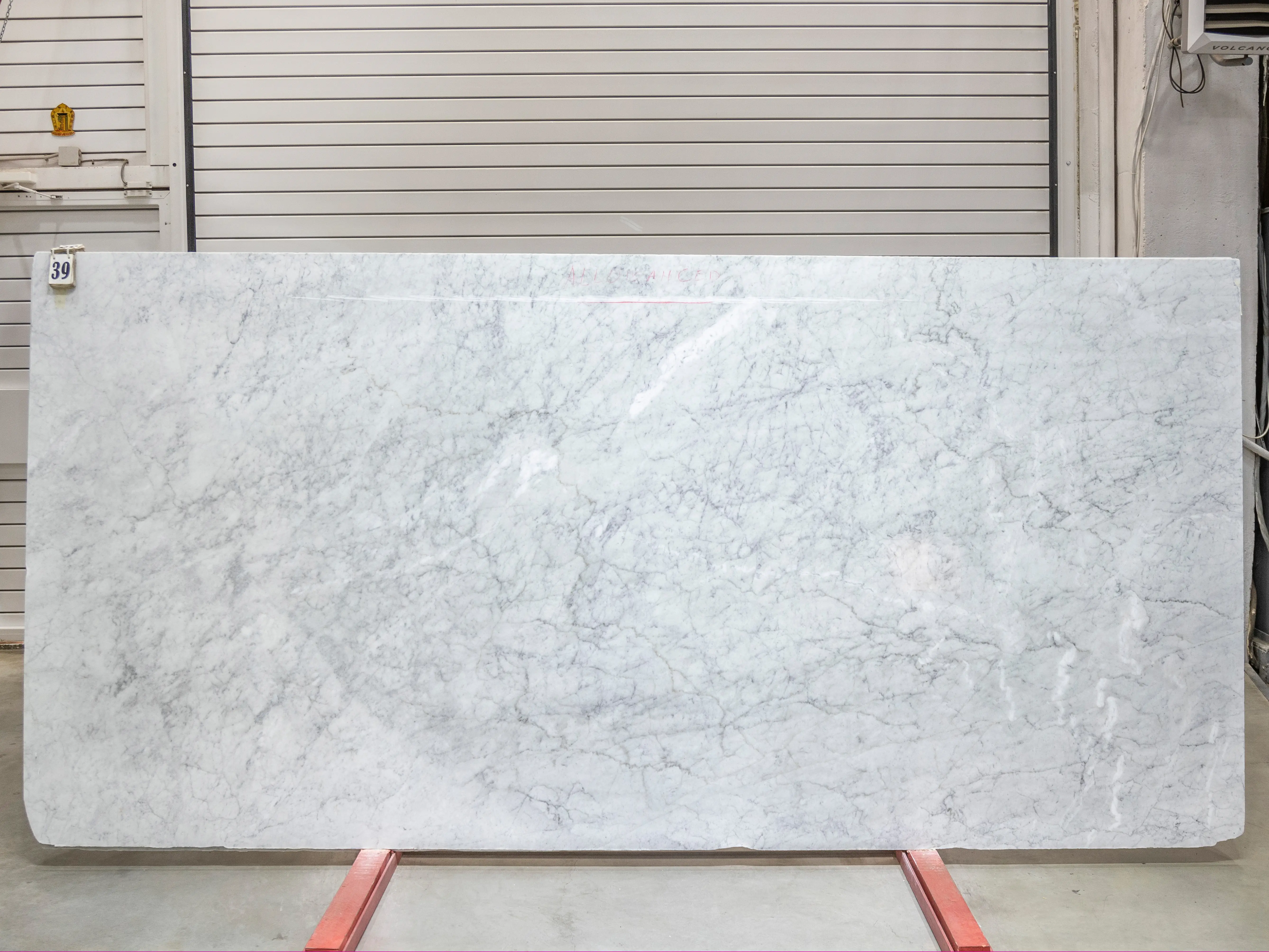 Слэб из мрамора BIANCO CARRARA полированный 3350x1520x20 мм, код 25750