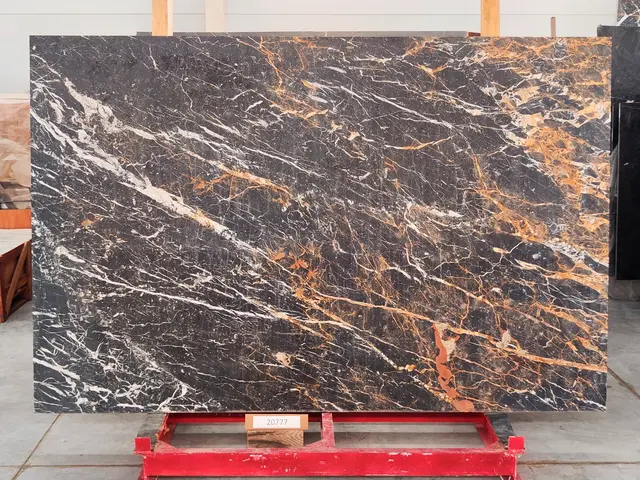 Слэб из мрамора BLACK AND GOLD полированный 2570x1670x30 мм, код 20777