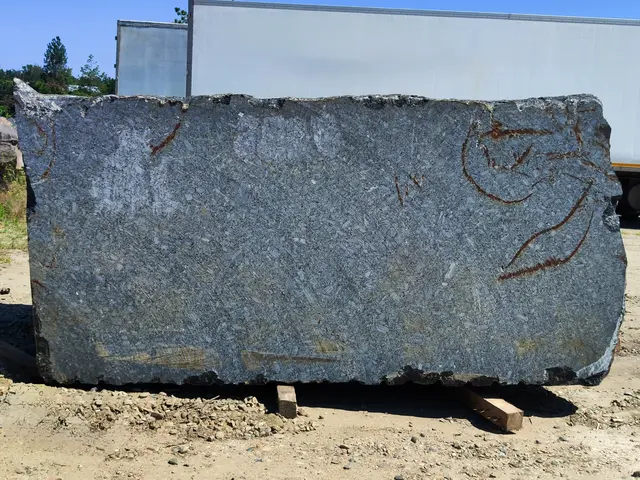 Лабрадорит Блок из лабрадорита VOLGA BLUE 2900x1750x1300 мм, код 28394