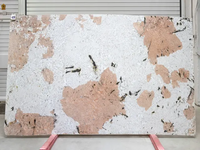 Слэб из гранита ALASKA PINK полированный 2850x1800x20 мм, код 26001