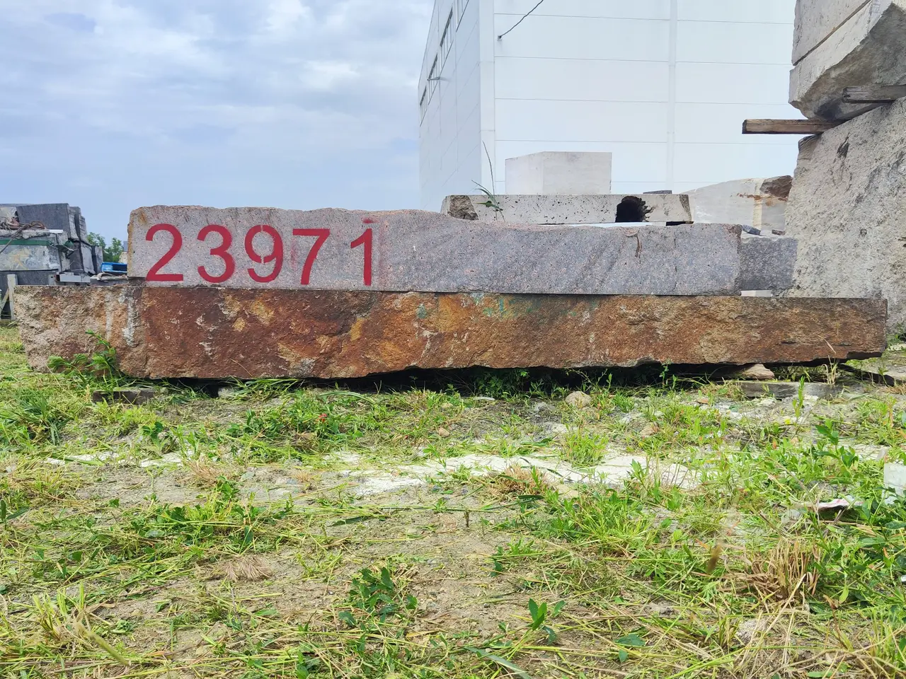 Гранит Блок из гранита МЕЖИРИЧСКИЙ 2800x700x230 мм, код 23972