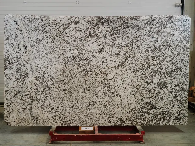 Слэб из гранита INFINITY WHITE полированный 3300x1950x20 мм, код 28007