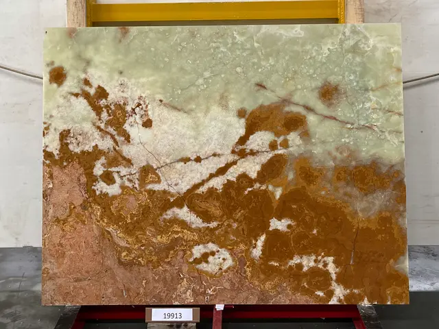 Слэб из оникса VERDE полированный 1900x1450x20 мм, код 19913